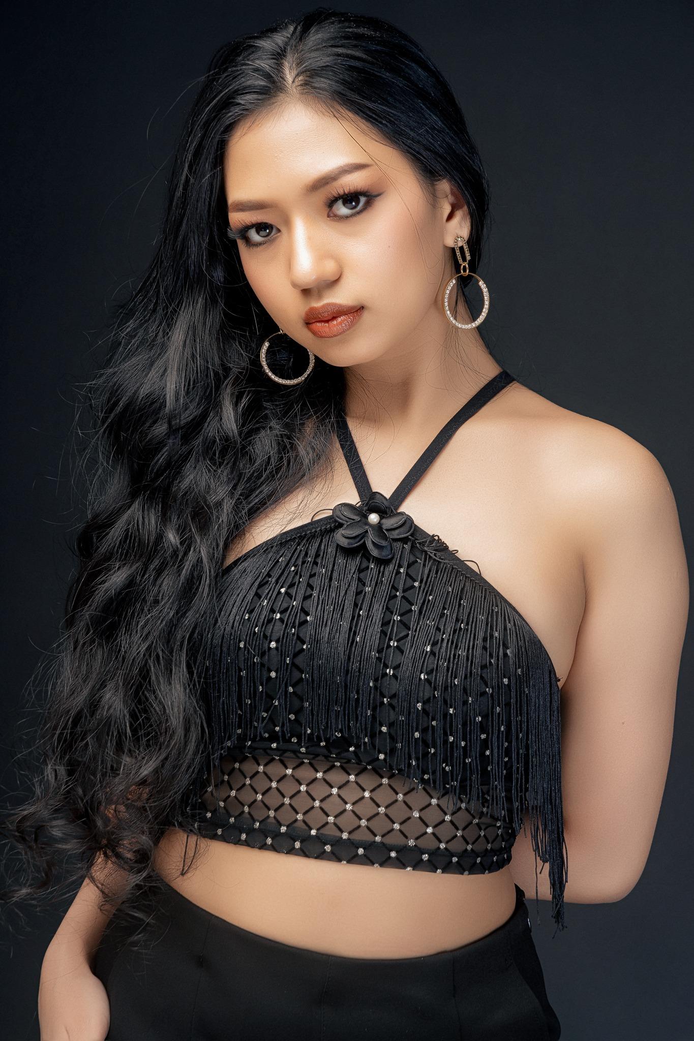 Thin Nadia Zaw